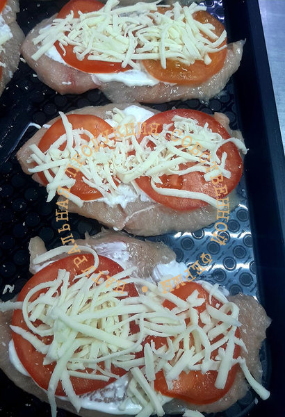 Куриная отбивная с сыром и помидором ■ (ср. вес ± 0,600 КГ.)